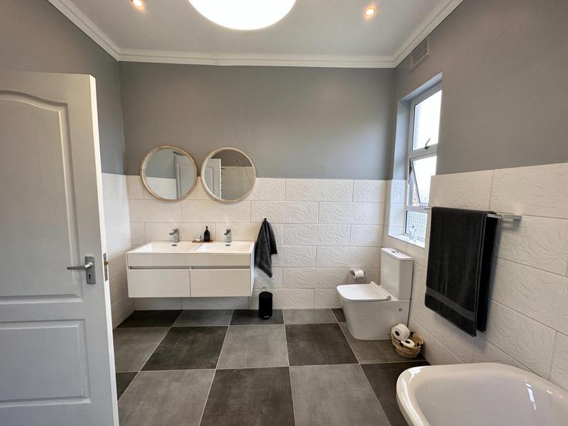 To Let 3 Bedroom Property for Rent in Muizenberg Western Cape